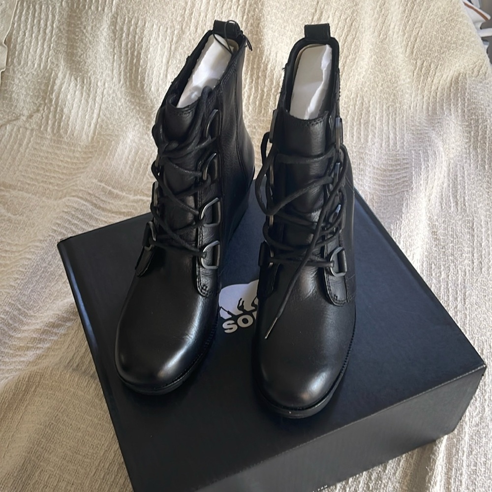 NIB Black leather SOREL CATE Lace size 9.5 women’s boots. Waterproof material